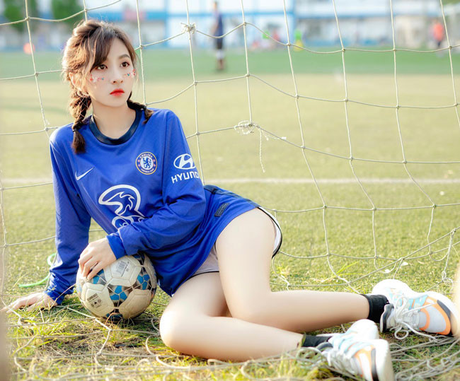 Minh Châu cho biết, mặc dù rất bận rộn với công việc nhưng cô không bao giờ bỏ qua bất cứ một trận bóng nào của Chelsea. Cô sẵn sàng thức đến 4,5h sáng để theo dõi đội thi đấu.