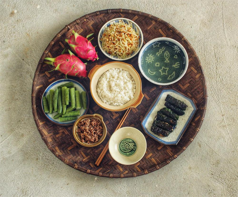 hi thoảng cô còn đi chợ mua chút đạm để bữa ăn thêm phần hấp dẫn, ngon miệng và sạch sẽ. Cô bật mí, các mâm cơm với nguyên liệu chủ yếu vẫn là cây nhà lá vườn nên mức giá chỉ khoảng từ 30k đến 50k mà thôi.