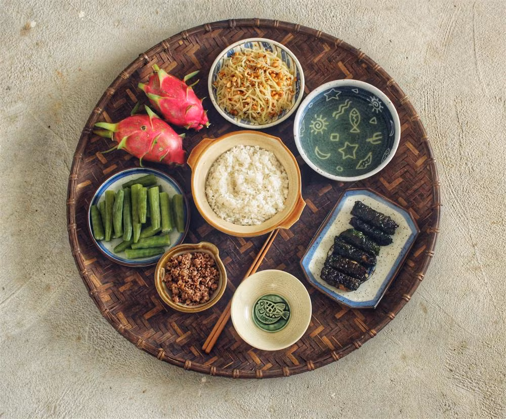 Thi thoảng cô còn đi chợ mua chút đạm để bữa ăn thêm phần hấp dẫn, ngon miệng và sạch sẽ. Cô bật mí, các mâm cơm với nguyên liệu chủ yếu vẫn là cây nhà lá vườn nên mức giá chỉ khoảng từ 30k đến 50k mà thôi.