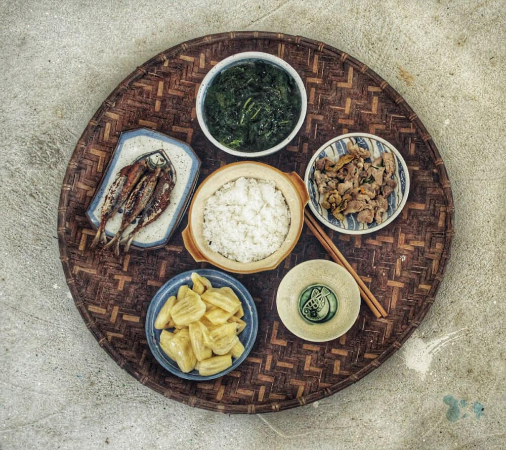 ữa cơm đúng hiệu "cơm nhà mình" với thịt rang cháy cạnh, cá khô chiên vàng, canh mùng tơi và mít chín cuối vụ. Vì "của nhà trồng được" nên khi cô mang chế biến đều tươi ngon mà sạch. Ngoan bày tỏ: "Ở một mình nhưng mình vẫn nấu ăn tươm tất chứ không phải cho có đâu. Bởi với mình nấu ăn không phải nghĩa vụ mà như một niềm vui, sở thích".