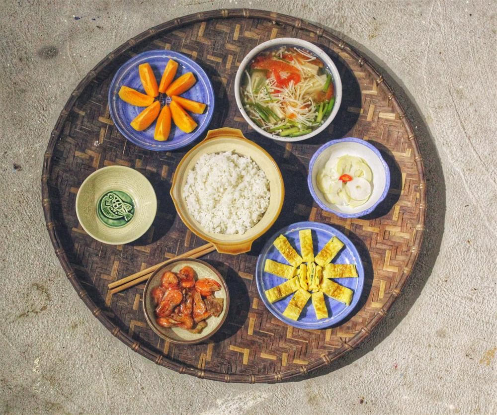 ô thường nấu "một bữa ăn hai" và sẽ ăn hết thức ăn trong ngày hôm ấy. Vào các buổi sáng cô ra vườn hái rau sạch, sau đó khoảng 10h30 sẽ nấu nướng và chỉ khoảng 30 phút hoặc 1 tiếng, bữa cơm ngon lành hoàn tất. Mâm cơm 4 món hấp dẫn với canh nấm cà chua, tôm rang thịt ăn kèm măng chua, trứng rán và hồng ngâm tráng miệng.