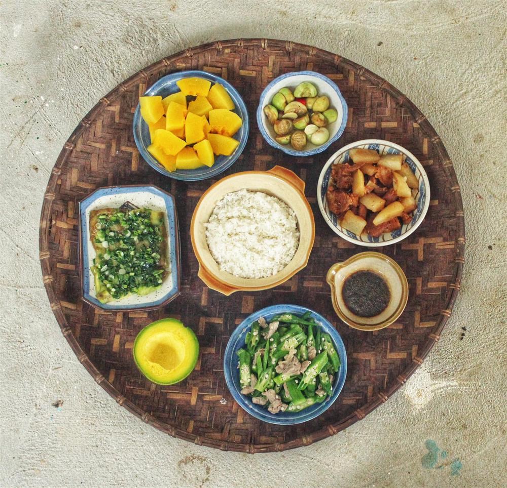 ông việc là một designer nên cô cũng tự nhận bản thân mắc "bệnh nghề nghiệp". Sau mỗi lần chế biến, Ngoan dành không ít thời gian sắp xếp, trang trí món ăn sao cho đẹp mắt, cẩn thận mới chịu. Một mâm cơm ngon ngoài các món đu đủ luộc, cá muối, cà tím mỡ hành, thịt kho củ cải, đậu bắp xào thịt và trái bơ tráng miệng còn được chủ nhân khéo đựng trong loại bát đĩa sành mang kiểu cách xưa cũ khiến tổng thể bữa ăn trông hoàn hảo hơn.