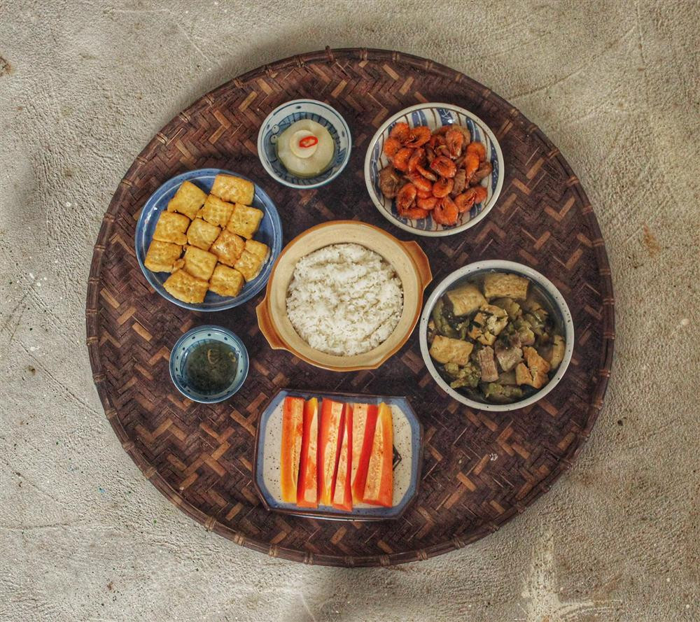 Mình luôn chọn làm điều mình thích hơn là chạy theo phong trào. Bếp là nơi mình học hỏi, thể hiện niềm đam mê. Đây cũng là nơi giúp mình giải toả sự căng thẳng. Mỗi khi không muốn làm việc, mình hay tìm đến bếp hoặc làm vườn", Ngoan chia sẻ.