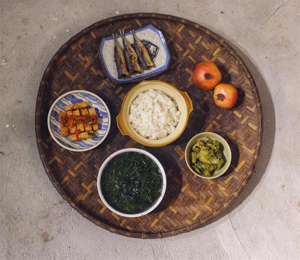 Ngoan chia sẻ, chuyện ăn uống rất quan trọng, ảnh hưởng trực tiếp đến sức khoẻ nên cô luôn chăm chút cho từng miếng ăn giấc ngủ một cách cẩn thận, đó là sự "đơn giản nhưng vẫn đủ chất". "Còn ăn một mình hay nhiều người thực sự không quan trọng lắm, chủ yếu là bản thân mình có thấy vui hay không? Nếu thấy vui thì dù một mình hay nhiều người mình vẫn thoải mái", cô nói.