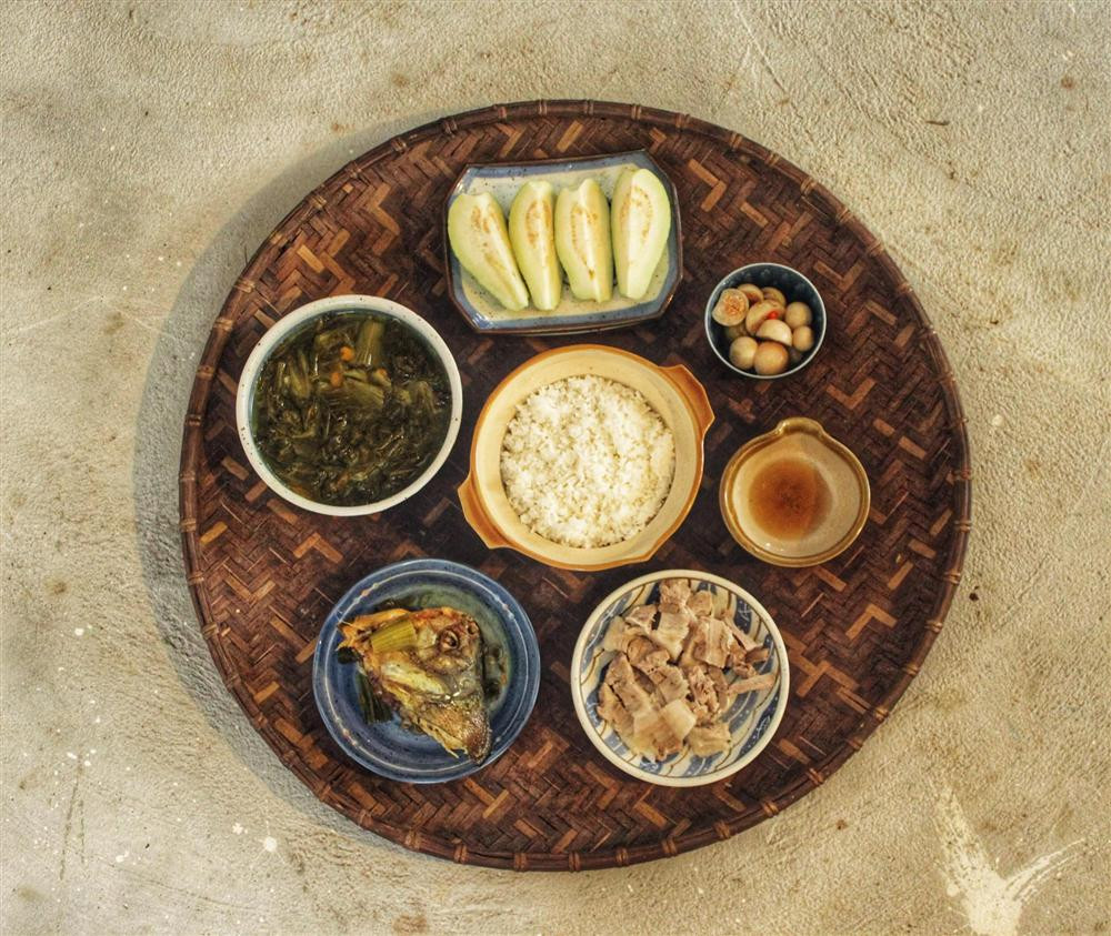 ữ designer hiếm khi vắt óc suy nghĩ "hôm nay ăn gì" bởi ý tưởng nấu nướng cứ bật chợt lóe lên trong đầu. Hoặc có lúc chặt được cây măng ngoài vườn, hôm đó cô sẽ đi chợ mua cá về nấu canh. Ngày nào hái được trái đu đủ, bữa ấy sẽ làm nộm. Đôi khi hàng xóm còn cho khóm khoai sọ, củ khoai mỡ, cô sẽ mang ninh xương. Hiện vào mùa măng nên cô...hết nấu đến xào, rồi lại ngâm giấm thưởng thức.