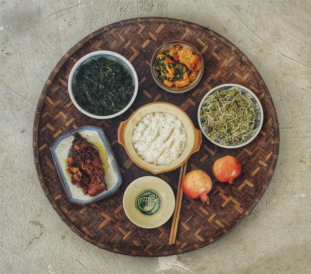 ừ ngày về quê, cô gái trẻ quan điểm có gì ăn nấy và mùa nào thức đó. Cuộc sống độc thân nên Ngoan ưu tiên nấu nướng đơn giản, không mất nhiều thời gian. Vườn rau trước nhà trở này "khu chợ mini" giúp cô thoải mái lựa chọn nguyên liệu cho bữa ăn hàng ngày.