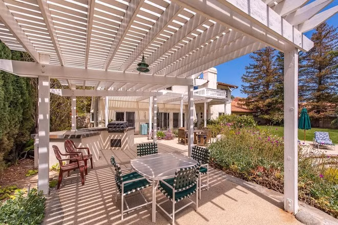 Khu vực nấu nướng, ăn uống ngoài trời là địa điểm lý tưởng để tổ chức tiệc tùng cùng gia đình, bạn bè.