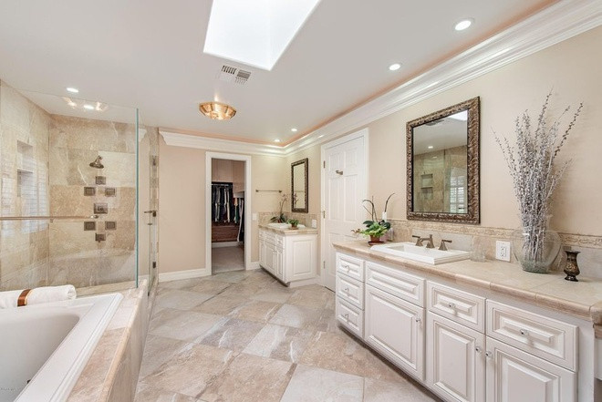 Phòng tắm chính thanh lịch, mang tông màu be chủ đạo, được chia thành nhiều khu vực khác nhau.