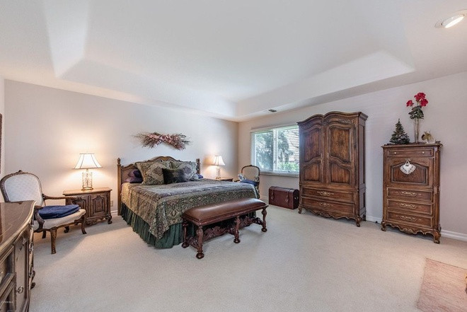 Phòng ngủ chính rộng rãi, được tích hợp với một khu vực tiếp khách, một phòng tắm và ban công.