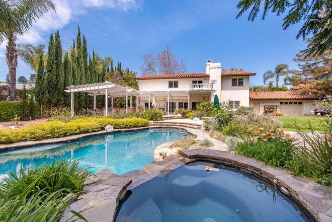 Hồ bơi và bồn ngâm nước nóng được thiết kế độc đáo nhằm đem lại cảm giác gần gũi với thiên nhiên.