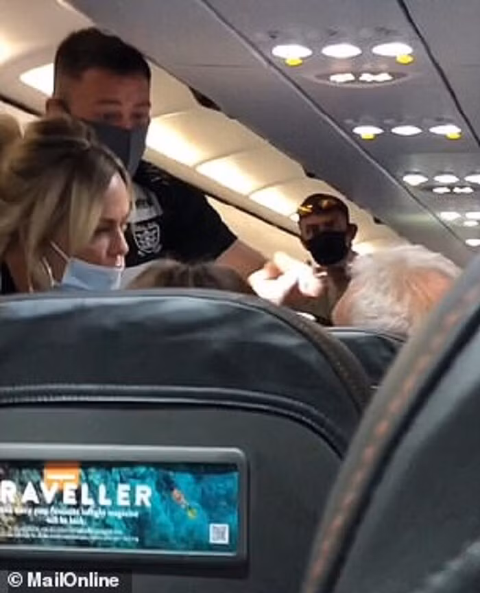 Vo thang tay tat chong tren may bay, nguyen nhan la?