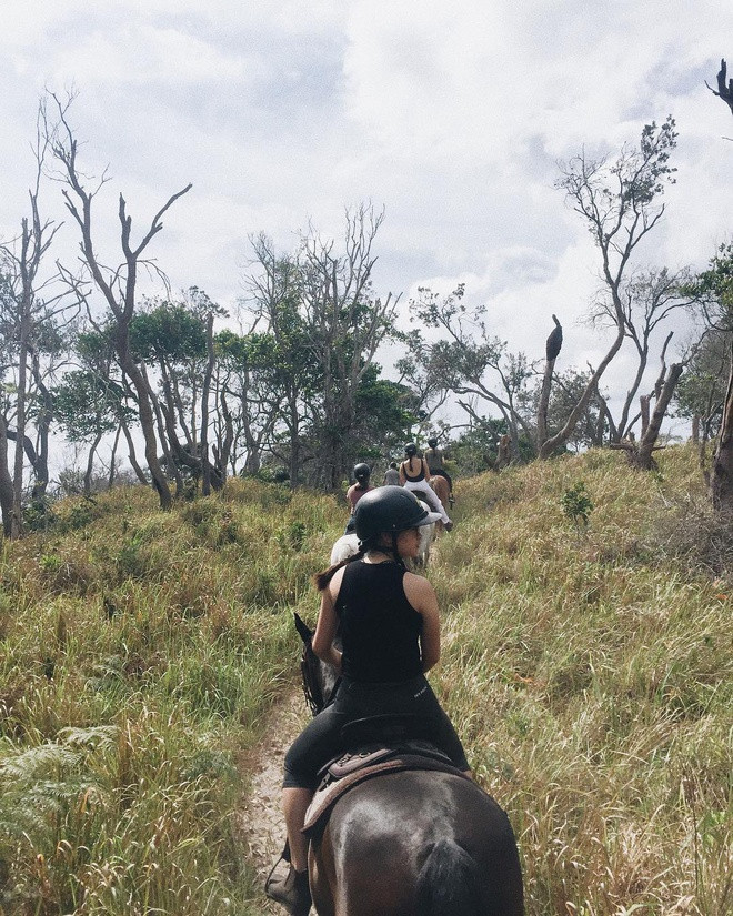 Phanachet được khen có gu thời trang khá trẻ trung, bắt mắt. Cô tự nhận mình là người ưa mạo hiểm khi tham gia nhiều môn thể thao như nhảy dù, cưỡi ngựa, trượt tuyết, leo núi, lặn.