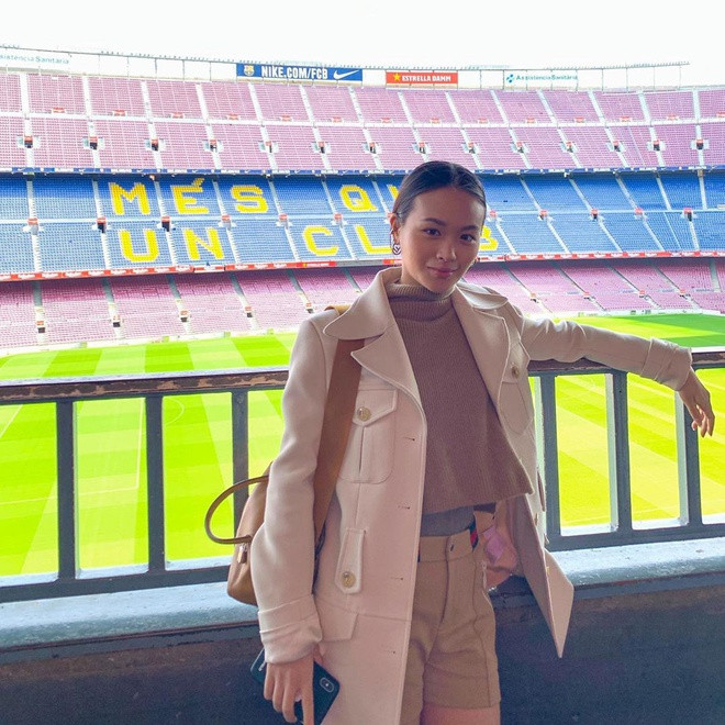 Là con gái của người sở hữu một đội bóng, Phanachet cũng bày tỏ tình yêu với môn túc cầu. Cô thường cùng mẹ tới sân vận động cổ vũ các cầu thủ Thai Port FC thi đấu tại giải Thai League 1.