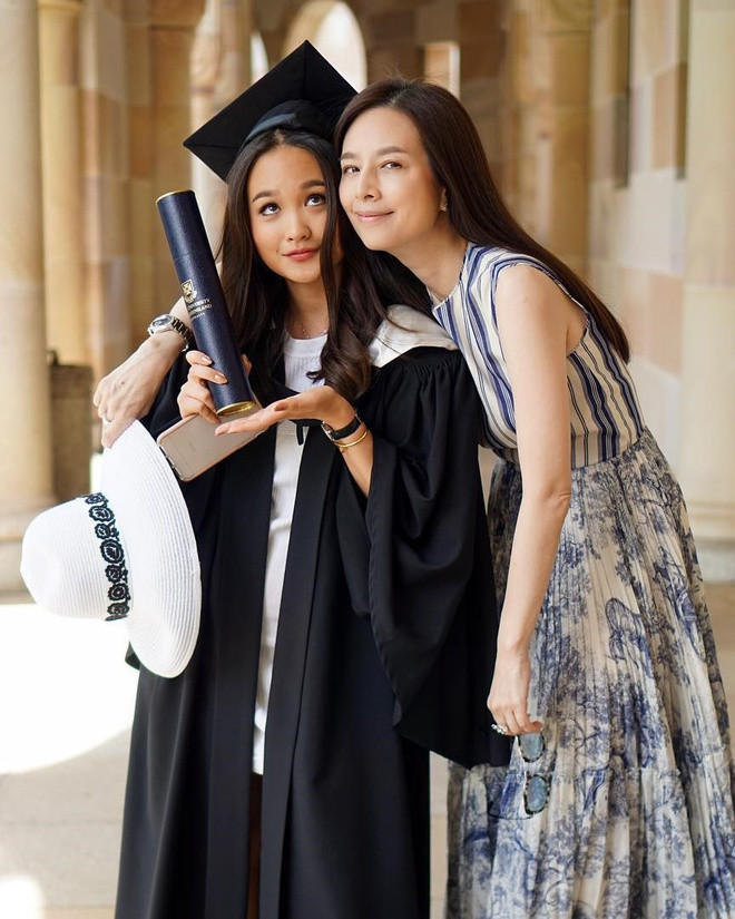Theo Khaosod, Phanachet nhận bằng cử nhân Tâm lý học tại ĐH Queensland, Australia vào năm 2018. Một năm sau, cô nàng tiếp tục lấy bằng Tâm lý học của ĐH Chulalongkorn, Thái Lan - ngôi trường mẹ cô từng theo học.