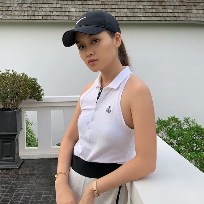 Nuanwan Phanachet được nhận xét thừa hưởng nhiều nét đẹp từ mẹ. Sinh trưởng trong gia tộc Lamsam - đại gia đình sở hữu nhiều doanh nghiệp trong ngành ngân hàng và bảo hiểm ở Thái Lan, cô có cuộc sống nhung lụa từ nhỏ. Tuy nhiên, trên mạng xã hội, Phanachet không chia sẻ các khoảnh khắc check-in sang chảnh hay khoe đồ hiệu như nhiều rich kid khác. Cô chủ yếu đăng tải hình ảnh đời thường bên người thân, bạn bè.