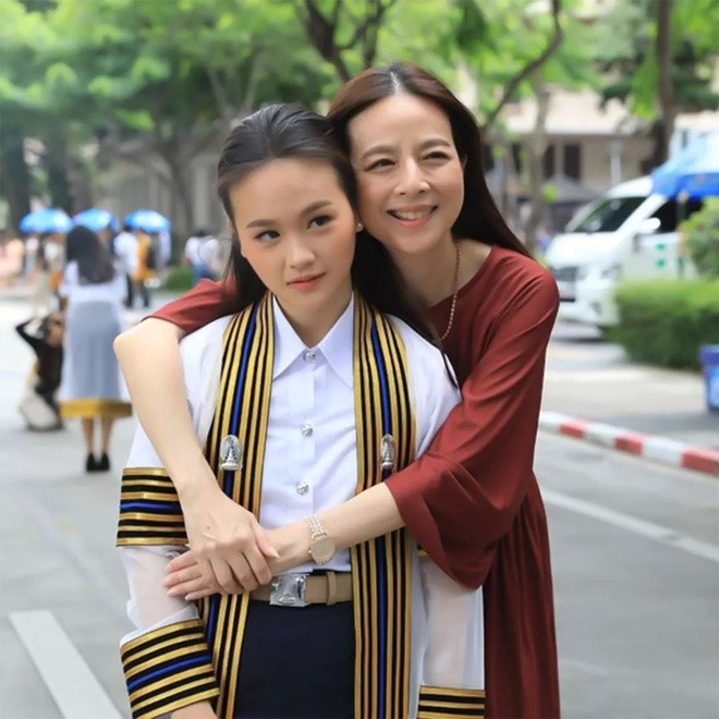 “Madam Pang” luôn có mặt trong các buổi lễ tốt nghiệp của Phanachet và gây chú ý với ngoại hình trẻ trung. Trên trang cá nhân, nữ chủ tịch Thai Port FC nhiều lần bày tỏ niềm tự hào dành cho con gái. Nhiều người cũng mong chờ Phanachet kế nghiệp mẹ, trở thành doanh nhân và nhà quản lý đội bóng trong tương lai.