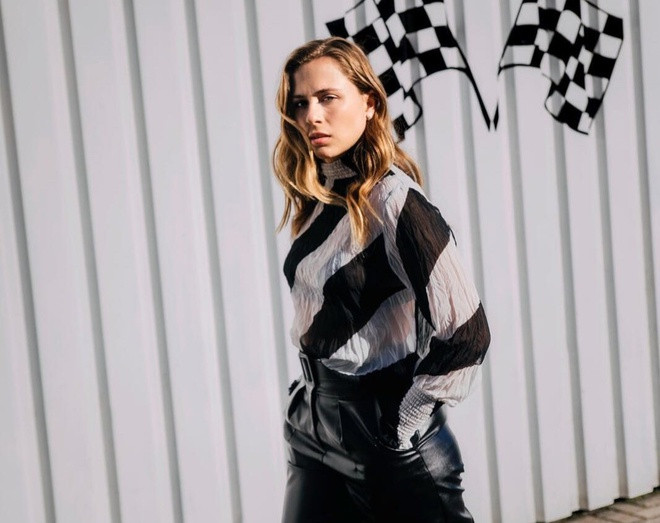  Sophia Floersch (sinh năm 2000) là nữ tay đua F3 nổi tiếng tại Đức. Cô có niềm đam mê với tốc độ từ khi còn bé. Năm 14 tuổi, Sophia tham gia Ginetta Junior Championship và trở thành người chiến thắng trẻ nhất ở giải đấu này. Dù nổi tiếng trong làng thể thao tốc độ, Sophia khiêm tốn mô tả bản thân "chỉ là cô gái bình thường".