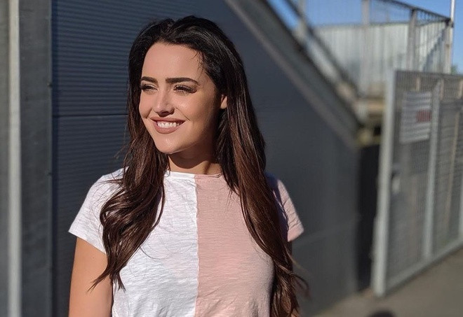  Becky Evans (26 tuổi, Anh) cũng là reviewer (người đánh giá) đình đám trong giới siêu xe. Cô bắt đầu sự nghiệp review xe hơi khá sớm, từng hợp tác với nhiều nhãn hàng và làm MC cho chương trình trực tuyến của sự kiện đua xe Drift Queen.