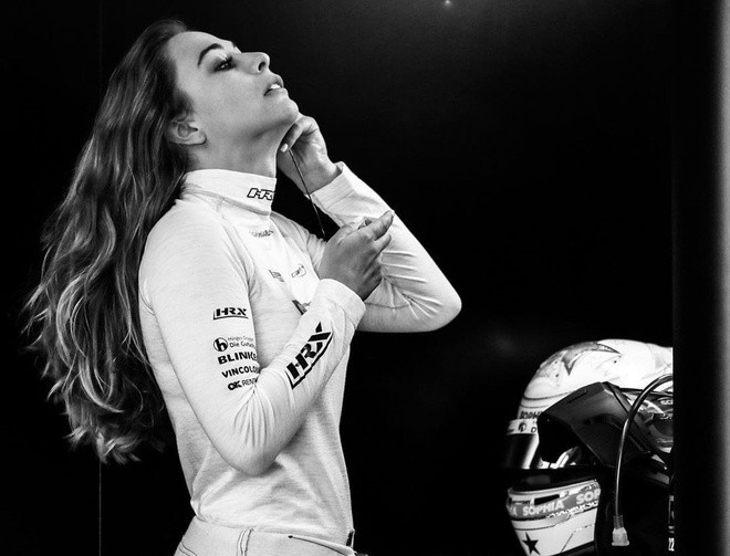 Hai năm trước, Sophia gặp chấn thương nghiêm trọng khi thi đấu giải Macau Grand Prix và gần như phải chấm dứt sự nghiệp. Sau thời gian dài chữa trị, cô may mắn vượt qua và trở lại đường đua. Trên Instagram, nữ tay đua Đức thường chia sẻ hình ảnh khoe dáng bên những xe hơi hạng sang. Nhờ đó, cô được chú ý và có thu nhập không kém các "carfluencer" đàn chị trong làng mê siêu xe.