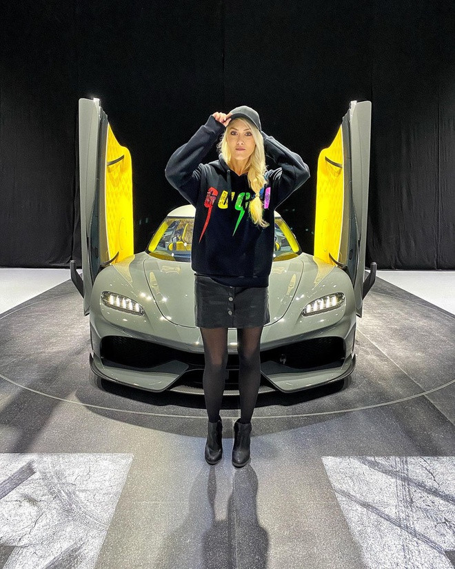 Năm 2017, Supercar Blondie tham gia cuộc diễu hành siêu xe quy tụ 50 xế sang ở Dubai. Ngoài ra, cô còn có cơ hội lái xe với tay đua bí ẩn The Stig - người nổi tiếng từ chương trình truyền hình chuyên về xe hơi Top Gear. Alex cũng là cái tên quen thuộc trên trang Instagram của hội con nhà giàu Dubai. Cô hiện được mệnh danh là "carfluencer" (người có ảnh hưởng về siêu xe) có thu nhập cao nhất, với 2 triệu USD/năm, theo The Sun.