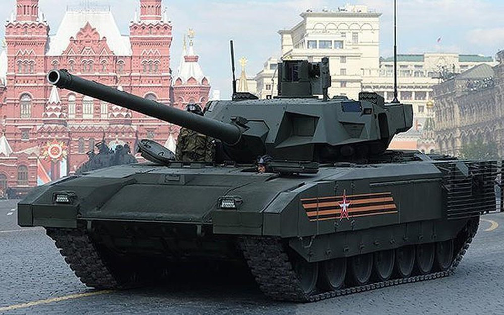 Hiện nay, Nga đã đưa vào sử dụng mẫu MBT kiểu mới là T-14 Amatar, cùng với đó là họ tiếp tục nâng cấp số xe tăng T-72 và T-80, đủ đáp ứng yêu cầu chiến tranh hiện đại; do vậy xe tăng chủ lực T-90 tiếp tục không có chỗ đứng trong quân đội Nga. Ảnh: Xe tăng chiến đấu thế hệ mới T-14 Amatar của Nga.