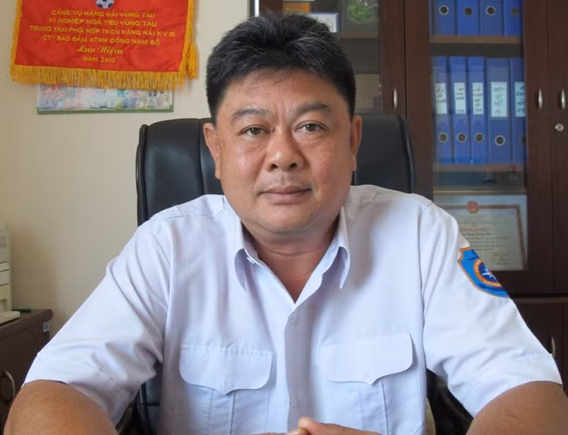 Ông Lương Trường Phi, Phó giám đốc Vung Tau MRCC đang trao đổi với báo chí.