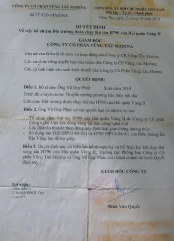 Tờ quyết định được gia đình tìm thấy trong bóp của ông Phúc khi lực lượng cứu nạn giao lại cho gia đình.