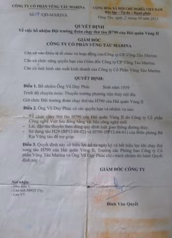 Tờ quyết định được gia đình tìm thấy trong bóp của ông Phúc khi lực lượng cứu nạn giao lại cho gia đình.