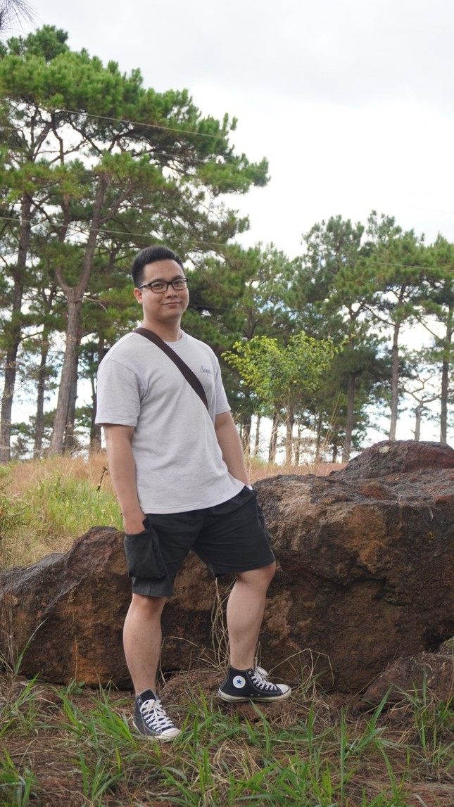 Dù vậy, chàng trai sáng tạo này cũng chỉ ra: “Cuộc sống đâu có mỗi deadline, chúng ta còn trẻ khoẻ thì tập thể dục chăm lo cho bản thân hơn nữa. Thay vì cắm đầu kiếm thật nhiều tiền rồi cũng đem đi chữa bệnh mà thôi. Thỉnh thoảng, cũng phải ngắm nhìn cuộc sống thực của mình. Hãy làm việc hiệu quả chứ đừng làm việc hùng hục. Mà để làm việc hiệu quả, phải có tinh thần vui vẻ. Mà tinh thần và trí óc minh mẫn luôn ẩn sau một cơ thể cường tráng. Vậy nên, mình nghĩ cắm đầu vào deadline hoàn toàn có lẽ là một việc không nên. Chúng ta nên học cách cân bằng”.