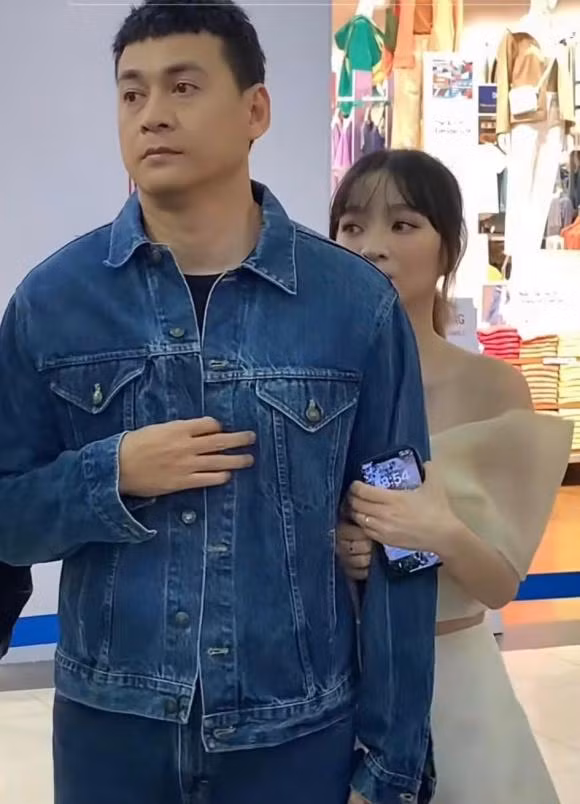 Ngoc Thuan len tieng khi bi noi khong quan tam vo kem tuoi