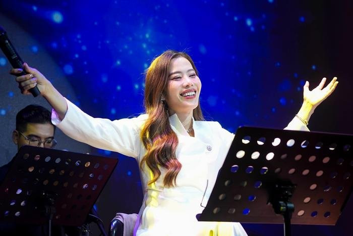 Choang truoc gia tri qua tang Nam Em nhan duoc sau dem dien-Hinh-6