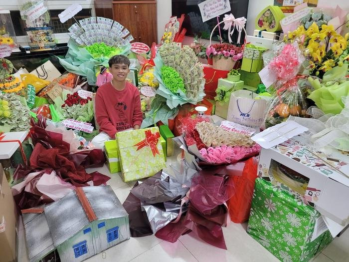 Choang truoc gia tri qua tang Nam Em nhan duoc sau dem dien-Hinh-4