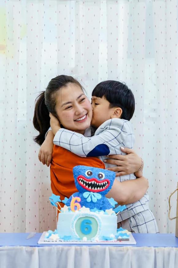 Xuc dong ly do con Ngoc Lan muon mang ao nguc cua me di hoc