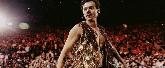 Nam ca sĩ 'đứng hình' khi khán giả mượn micro để cầu hôn nhau - Hình 6 Nam ca si 'dung hinh' khi khan gia muon micro de cau hon nhau-Hinh-6