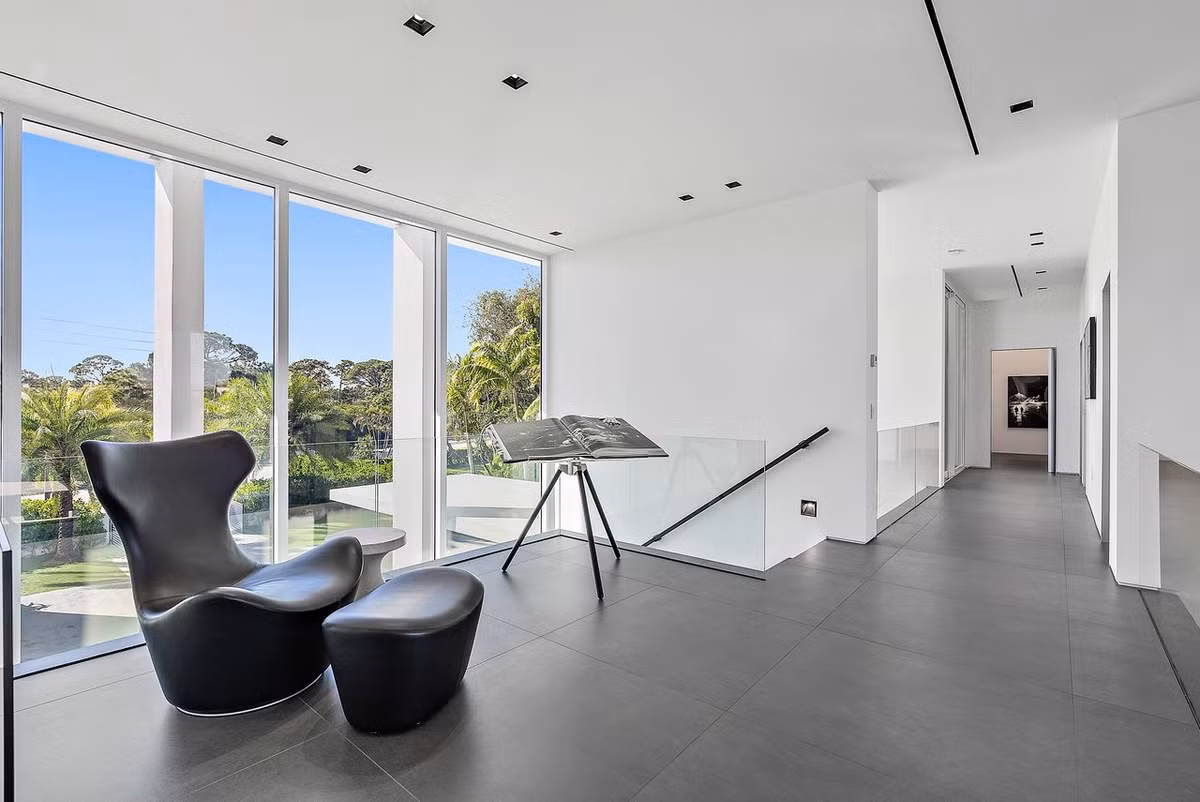 "Không có phần nào của ngôi nhà thiếu đi vẻ đẹp về mặt thẩm mỹ, ngay cả phòng giặt ủi", môi giới viên Meyer Lucas chia sẻ. Người này còn cho biết căn dinh thự nằm tại khu vực giáp ranh của Palm Beach Gardens và Jupiter, nơi nhiều ngôi sao thể thao và nhân vật nổi tiếng sinh sống.