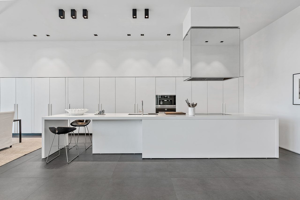 Căn dinh thự rộng hơn 566 m2 với ngôn ngữ thiết kế là tổng hòa của sự tối giản và tinh tế. Phần nội ngoại thất của nơi đây đều mang tông màu sáng. Điều này làm cho căn nhà trở nên trang nhã và sang trọng hơn.