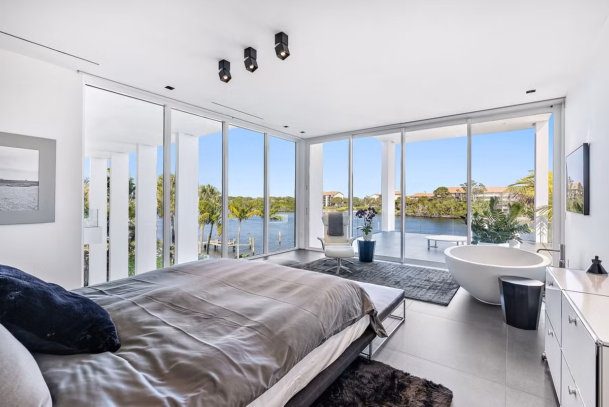 Bất động sản này được ông Simon Gregg mua từ năm 2021 với mức giá 8,95 triệu USD. Ông là con trai của tay đua nổi tiếng Peter Gregg.