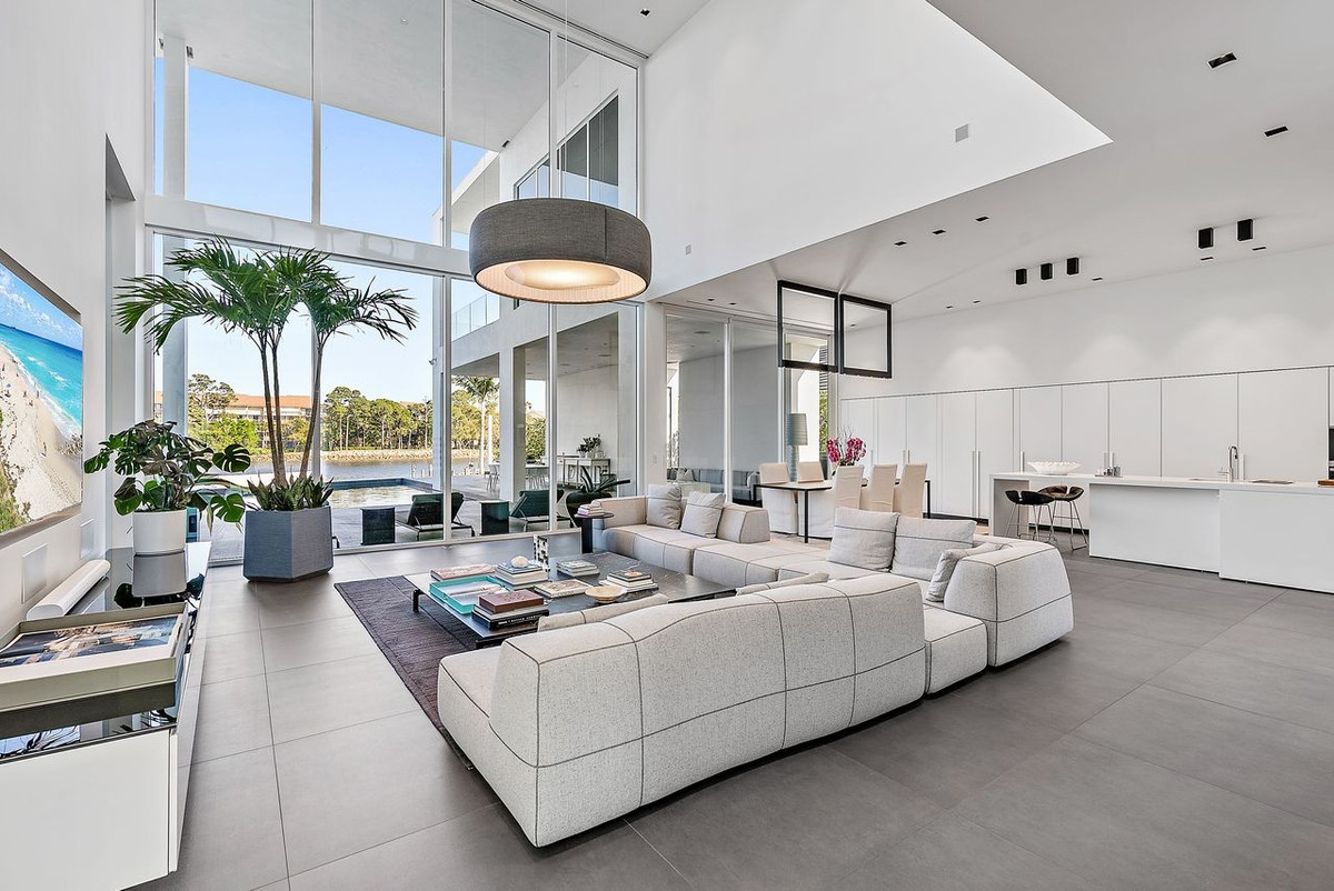 Bà Holly Meyer Lucas, môi giới viên, cho biết các căn nhà trong khu vực đều đi theo lối thiết kế an toàn và truyền thống. Điều này khiến cho dinh cơ của Simon Gregg trở nên độc đáo khi mang trong mình dáng vẻ của một "tác phẩm nghệ thuật hiện đại".