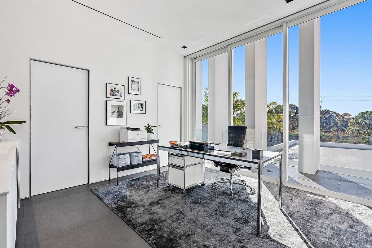 Dinh thự có phần trần nhà khá cao. Ngoài ra, nơi đây còn được trang bị nhiều cửa kính trong suốt nhằm tận dụng ánh sáng tự nhiên. Không chỉ vậy, dinh thự còn có nhiều tiện ích khác như phòng rượu, sân thể thao, không gian giải trí ngoài trời và hồ bơi.