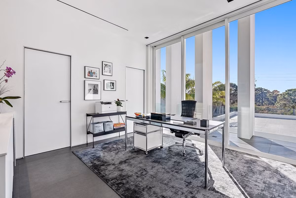 Dinh thự có phần trần nhà khá cao. Ngoài ra, nơi đây còn được trang bị nhiều cửa kính trong suốt nhằm tận dụng ánh sáng tự nhiên. Không chỉ vậy, dinh thự còn có nhiều tiện ích khác như phòng rượu, sân thể thao, không gian giải trí ngoài trời và hồ bơi.