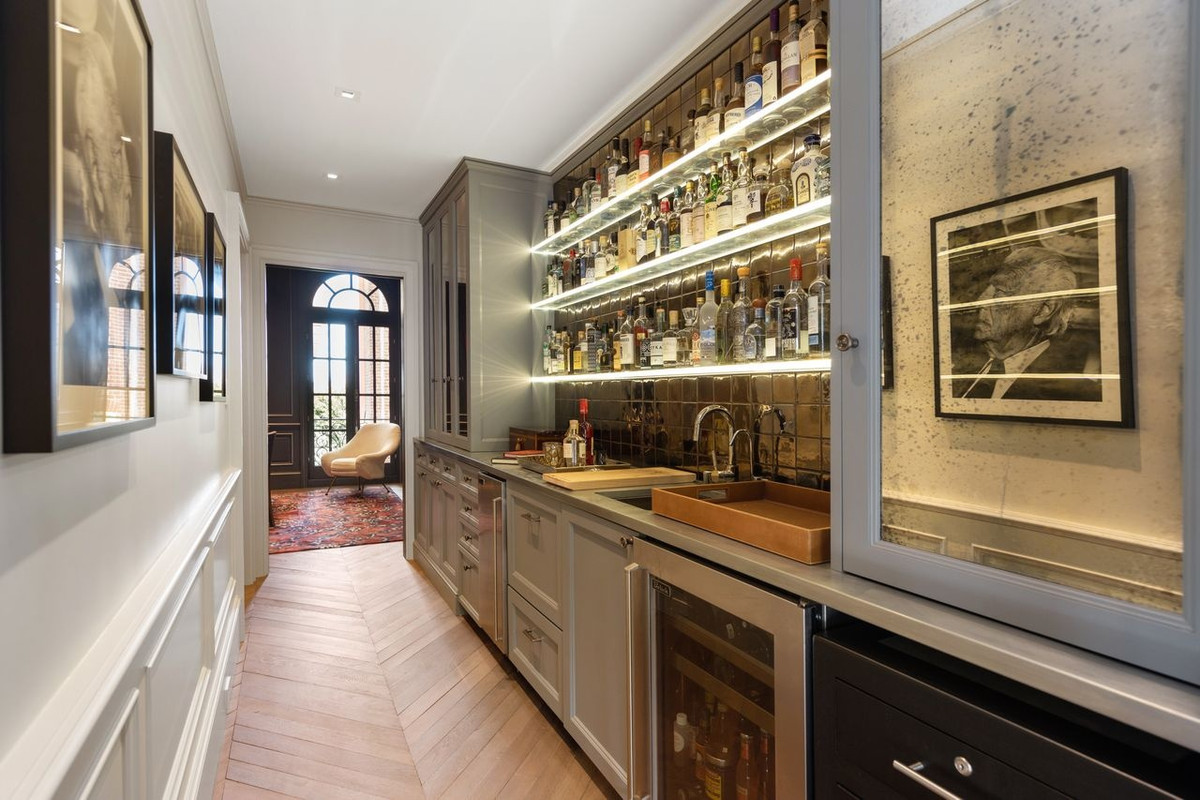 Một số chi tiết thiết kế được bổ sung tại căn dinh thự bao gồm sàn gỗ sồi từ Pháp, cửa sổ vòm với ban công Juliette, trần nhà cùng các họa tiết được chạm khắc thủ công.