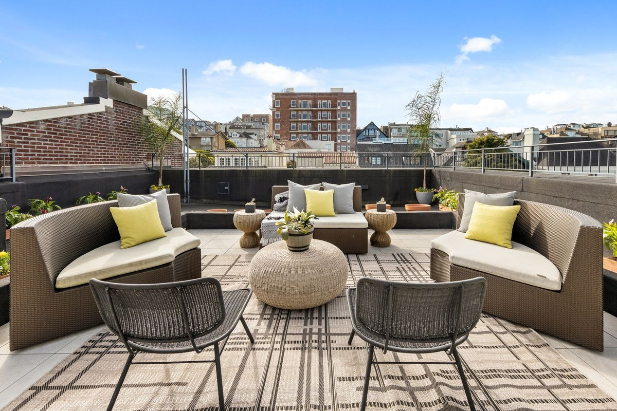 Các tiện nghi khác của dinh thự bao gồm tủ âm tường, hầm rượu, thang máy, nơi ăn uống ngoài trời và khu vườn. Bên cạnh đó, bất động sản có tuổi đời một thế kỷ này còn được trang bị một garage có sức chứa hai xe ôtô.