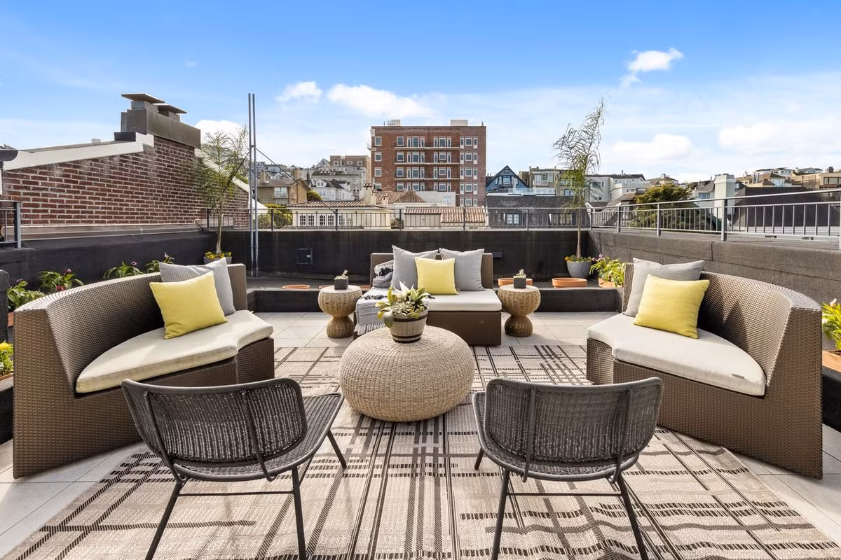 Các tiện nghi khác của dinh thự bao gồm tủ âm tường, hầm rượu, thang máy, nơi ăn uống ngoài trời và khu vườn. Bên cạnh đó, bất động sản có tuổi đời một thế kỷ này còn được trang bị một garage có sức chứa hai xe ôtô.