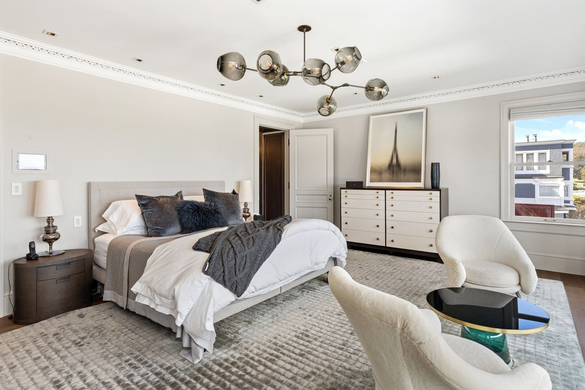 Dinh thự sở hữu tới 5 phòng ngủ. Trong đó, gia chủ có thể nhìn ngắm Cầu Cổng Vàng từ phòng ngủ chính. Ngoài ra, nơi đây còn có tủ quần áo không cánh, cùng với đó là phòng tắm được lát đá cẩm thạch.