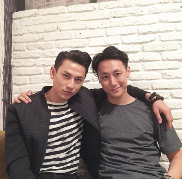 7. Isaac - Rocker Nguyễn. Hai anh chàng từng khiến người hâm mộ phát cuồng vì bức ảnh chụp cùng. Đã có nhiều lời bàn tán xung quanh việc Isaac và Rocker Nguyễn có phải là anh em ruột không. Dù điều đó là không phải nhưng nếu nhìn vào bức ảnh này nhiều người chắc vẫn sẽ hoang mang lắm.