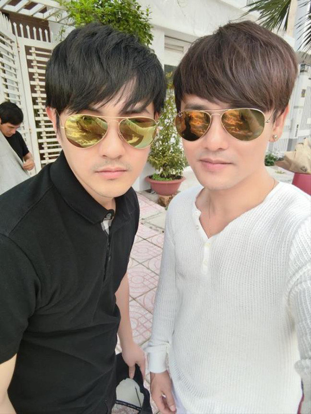 8. Ông Cao Thắng - Ưng Đại Vệ. Nếu gõ google để tìm kiếm về Ông Cao Thắng chắc chắn sẽ có thông tin "Ông Cao Thắng và Ưng Đại Vệ có phải là anh em?". Nhiều người hâm mộ thắc mắc đến mức phải lên mạng tìm hiểu về lai lịch và gốc gác của hai nam ca sĩ này.