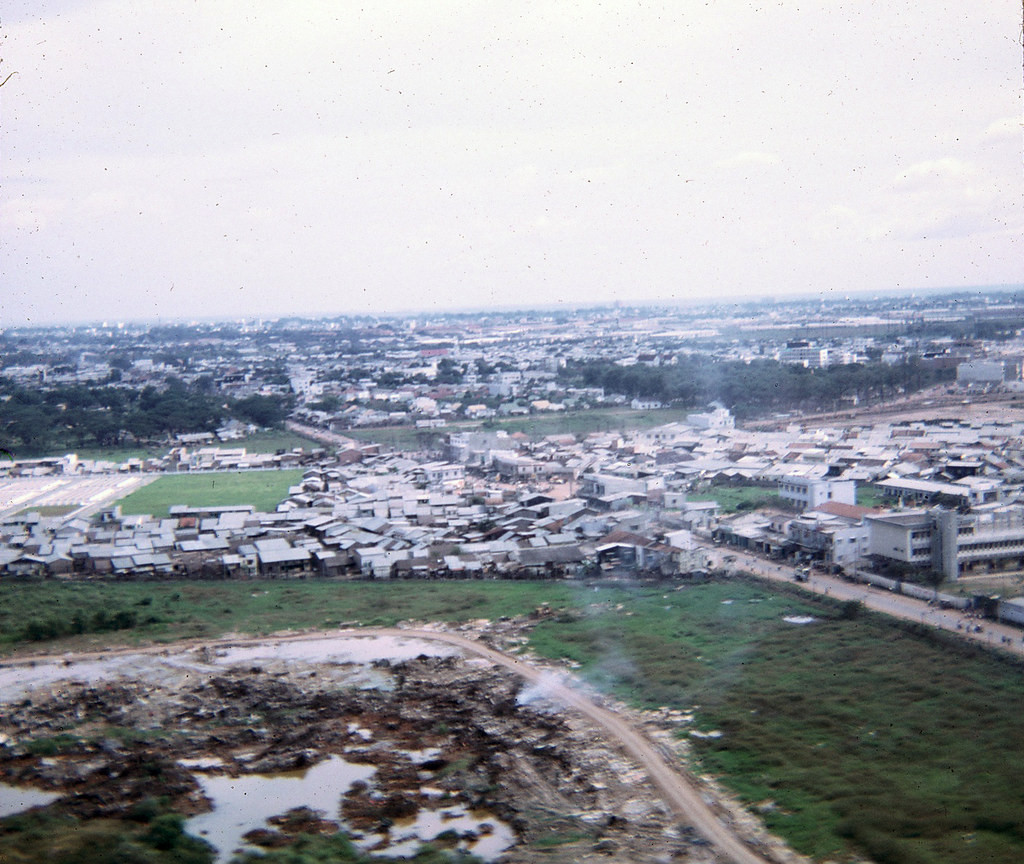 Khu dân cư bên ngã tư Bảy Hiền, 1966 - 1967. Theo thống kê hộ tịch, khoảng thập niên 1960 quanh ngã tư Bảy Hiền có hơn 4.000 dân sinh sống, hình thành một khu dân cư mới. Người ở đây chủ yếu là từ Quảng Nam vào lập nghiệp.
