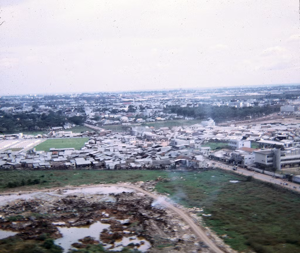 Khu dân cư bên ngã tư Bảy Hiền, 1966 - 1967. Theo thống kê hộ tịch, khoảng thập niên 1960 quanh ngã tư Bảy Hiền có hơn 4.000 dân sinh sống, hình thành một khu dân cư mới. Người ở đây chủ yếu là từ Quảng Nam vào lập nghiệp.