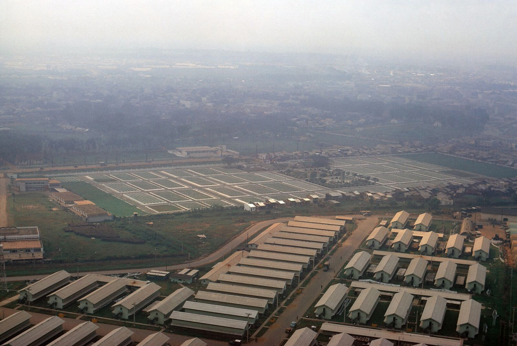 Toàn cảnh khu nghĩa trang quân đội Pháp và khu căn cứ quân sự cạnh ngã tư Bảy Hiền, 1968.