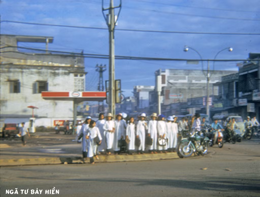 Các nữ sinh áo dài sang đường ở ngã tư Bảy Hiền, 1972.